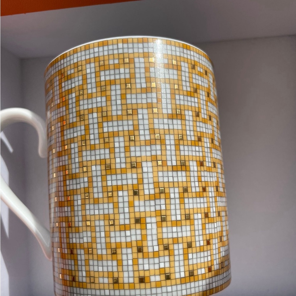Hermes Coffee Mug/ NWT, comes with no , dust bag and receipt
